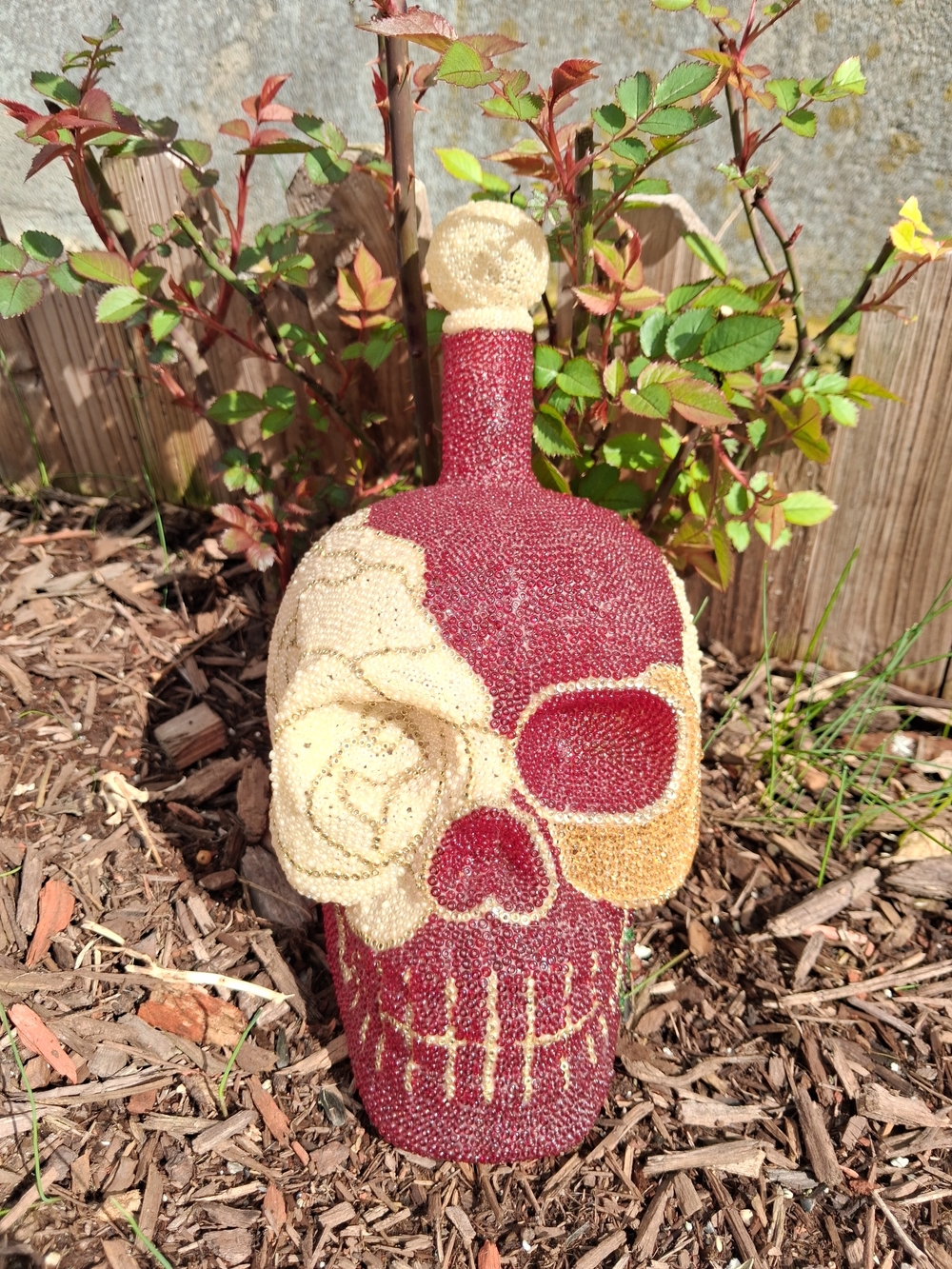 🥀 Handbeaded Red & Cream Rose Skull Bottle – 1000ml 🥀